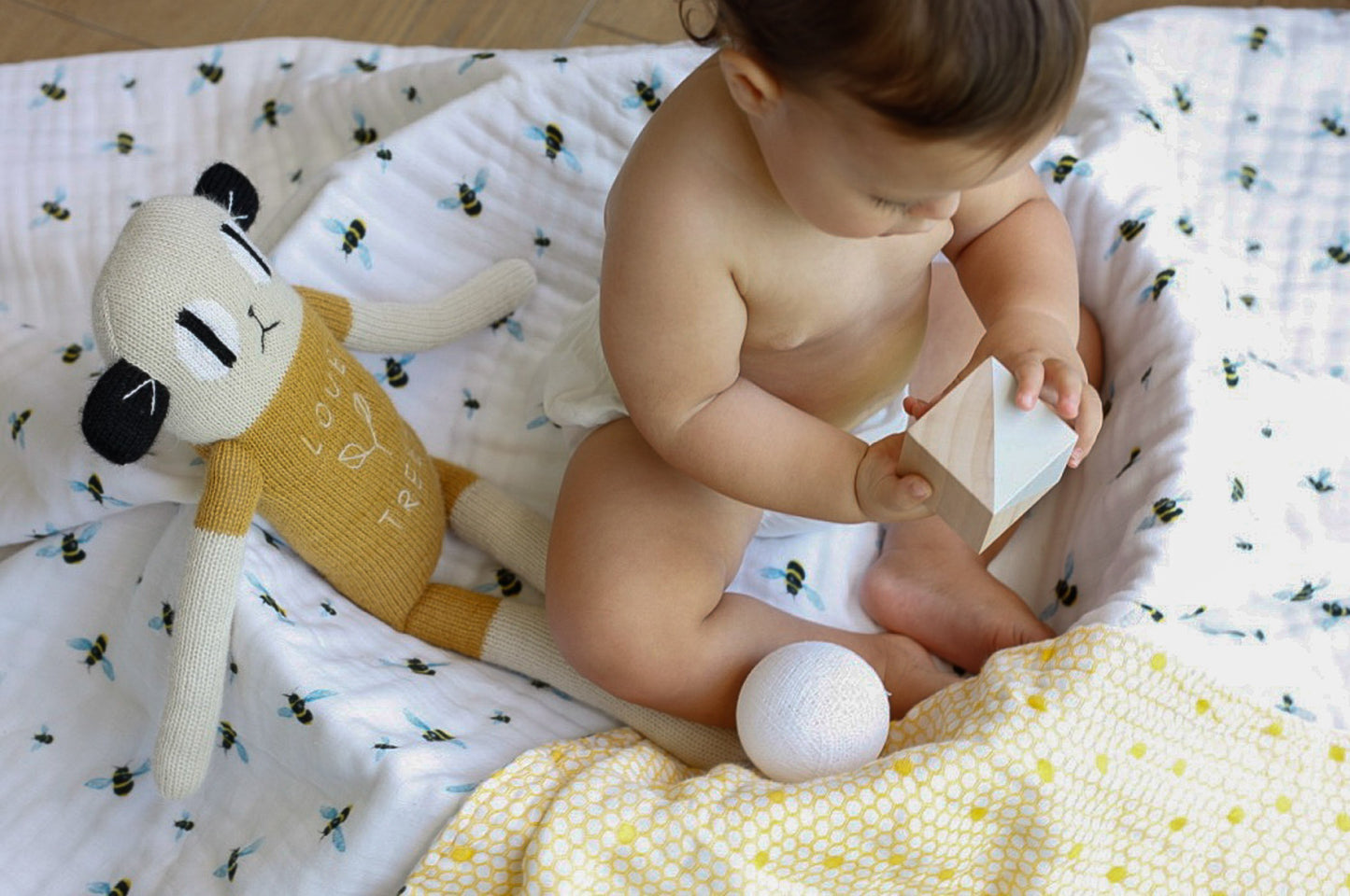 ORGANIC SNUG BLANKET - BEES