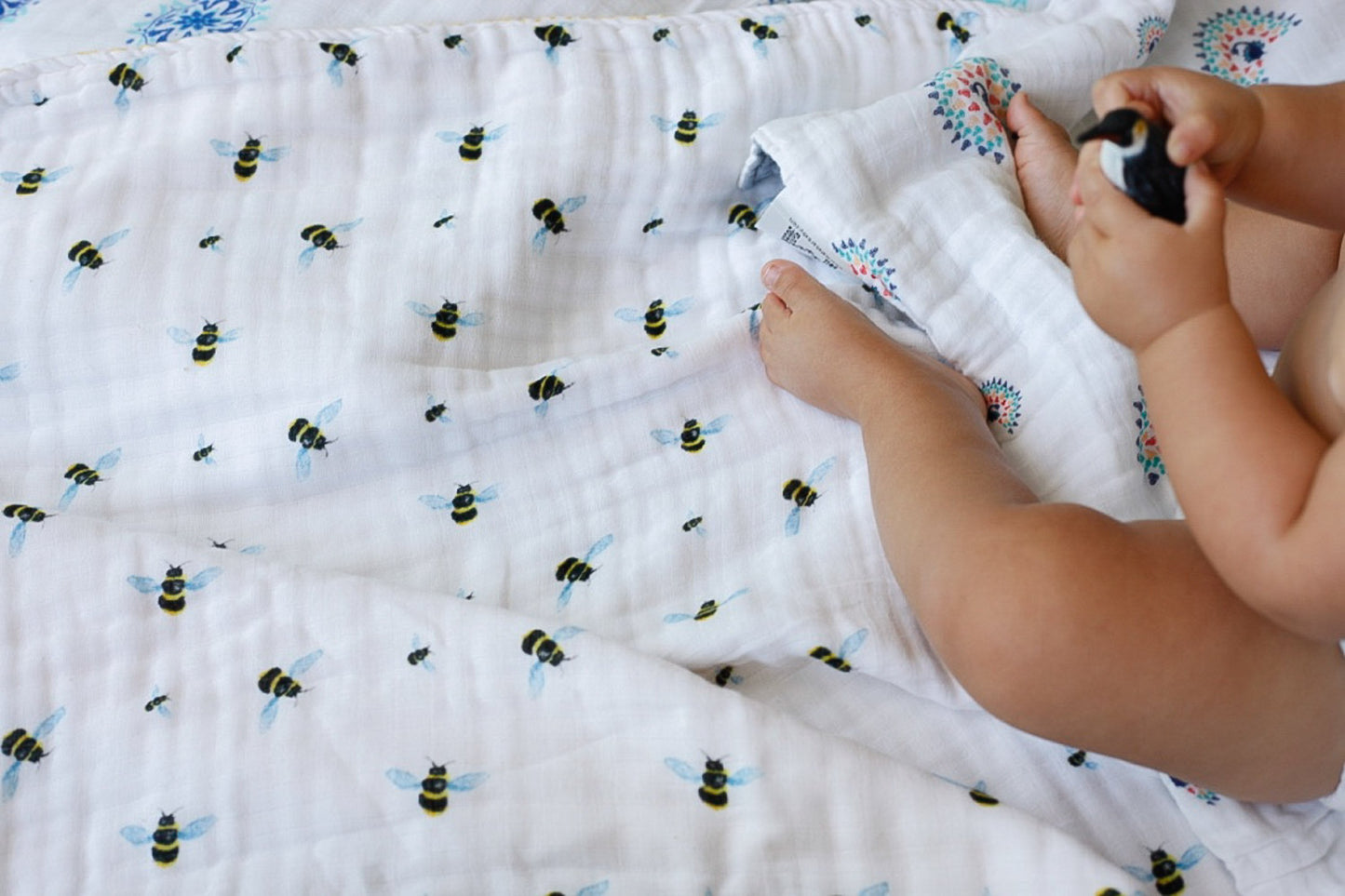 ORGANIC SNUG BLANKET - BEES